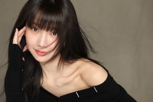 郑雅文写真露出 “黑白天鹅”的极简主义碰撞