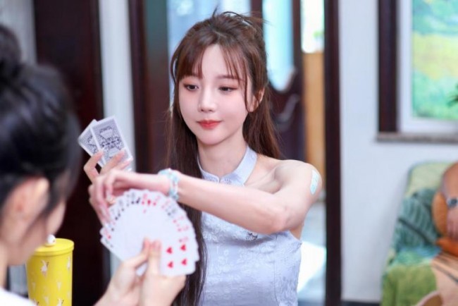 郑雅文写真露出 “黑白天鹅”的极简主义碰撞