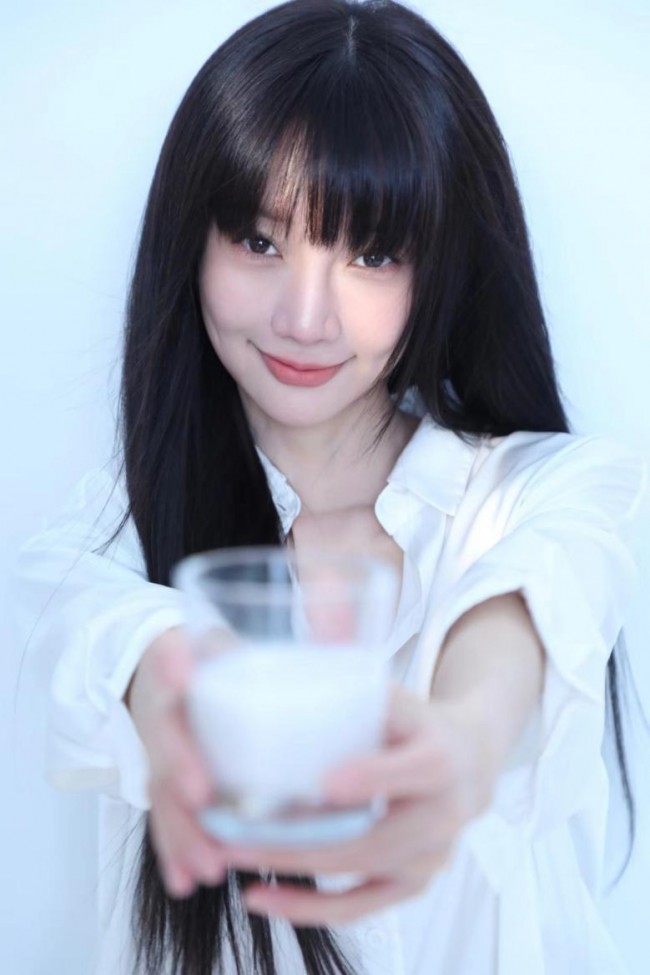 郑雅文写真露出 “黑白天鹅”的极简主义碰撞