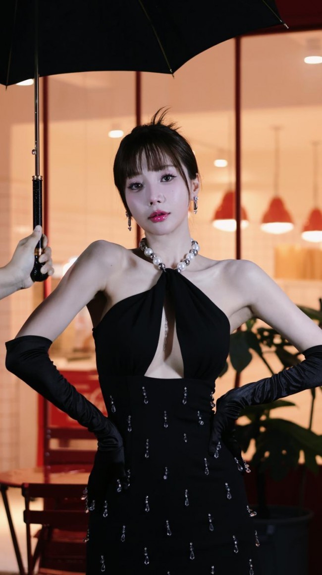 郑雅文写真露出 “黑白天鹅”的极简主义碰撞