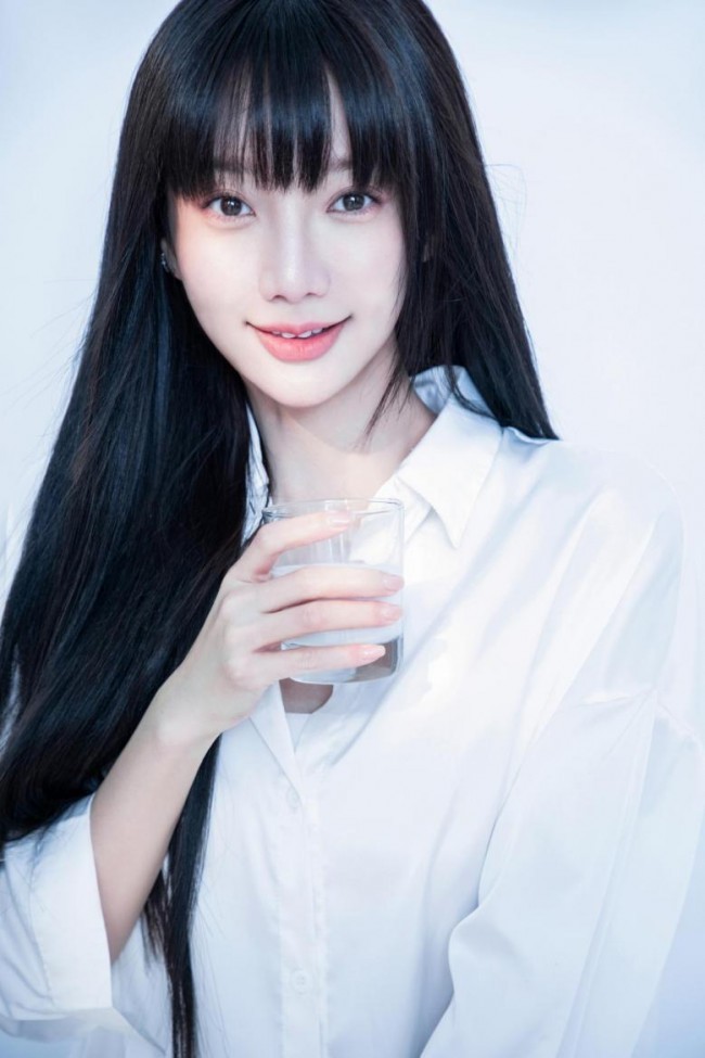 郑雅文写真露出 “黑白天鹅”的极简主义碰撞