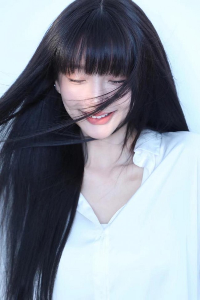 郑雅文写真露出 “黑白天鹅”的极简主义碰撞