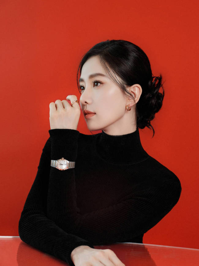 刘诗诗穿黑色长裙犹如高贵黑天鹅眼睛明亮似水