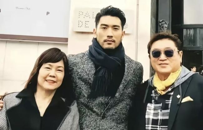 此前高以翔的粉丝曾晒出其父母年轻时期的结婚照,高以翔父母年轻时