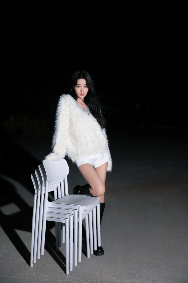 孙怡穿白衣大秀美腿卷发造型妩媚撩人