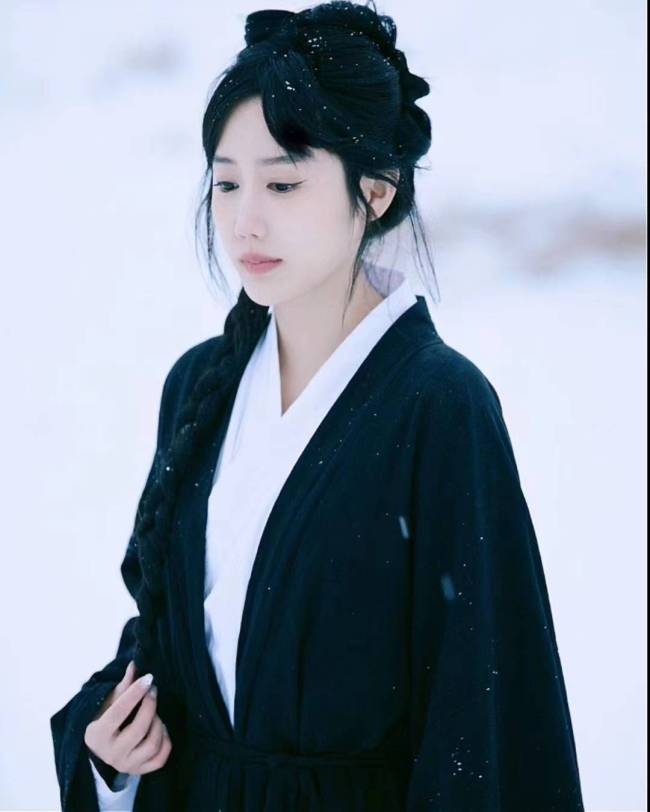 李思恰12月全新雪地大片-飒爽英气,执剑江湖