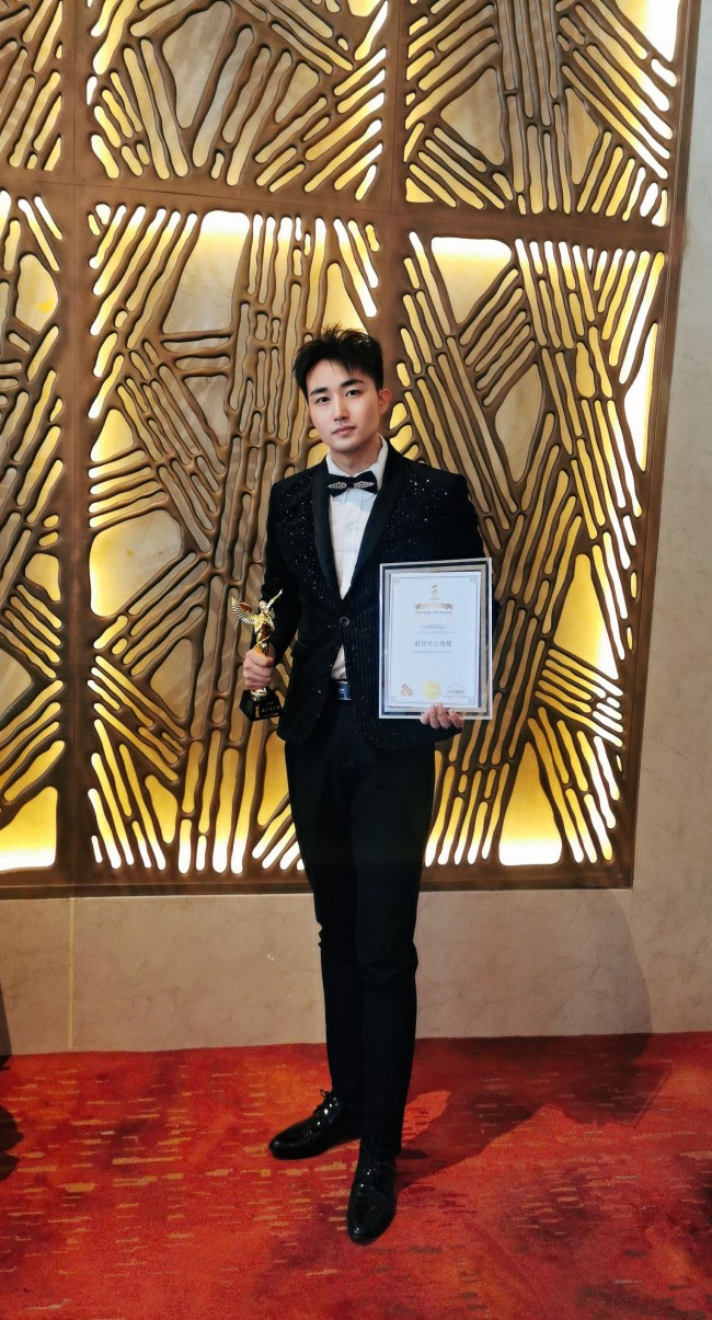 演员王成岳凭借文艺电影《骑梦之旅》获得“最男主角”奖项。电影由导演许一克执导，该电影在电影作品奖项中获得“最佳艺术影片”奖项。国内也有很多优秀的演员获得奖项。   
