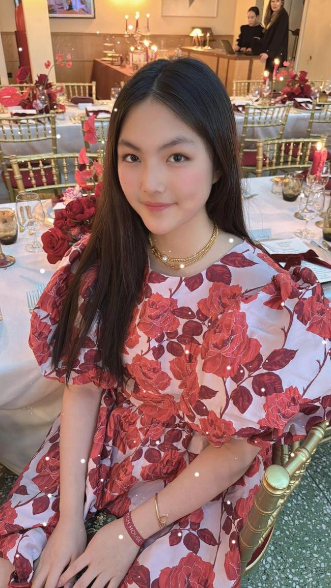 李湘带女儿参加奢华晚宴 王诗龄精致造型显成熟