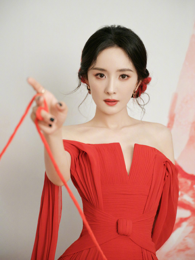杨幂红色纱裙造型 红玫瑰般明艳美丽