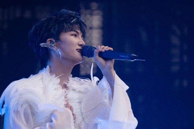 周深成都场演唱掀川渝音乐热潮 新曲目新造型新设计心意十足