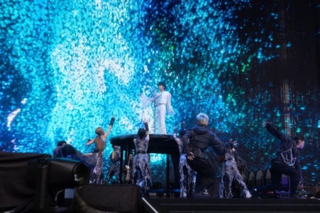 周深成都场演唱掀川渝音乐热潮 新曲目新造型新设计心意十足