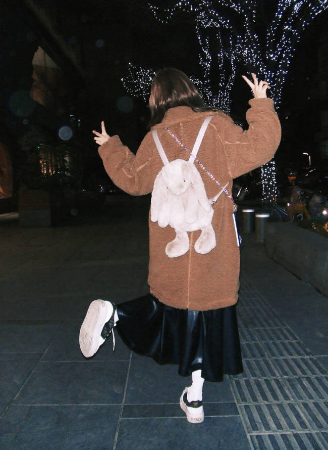 宋雨琦晒夜晚遛弯随拍照 背兔子包包少女心满满