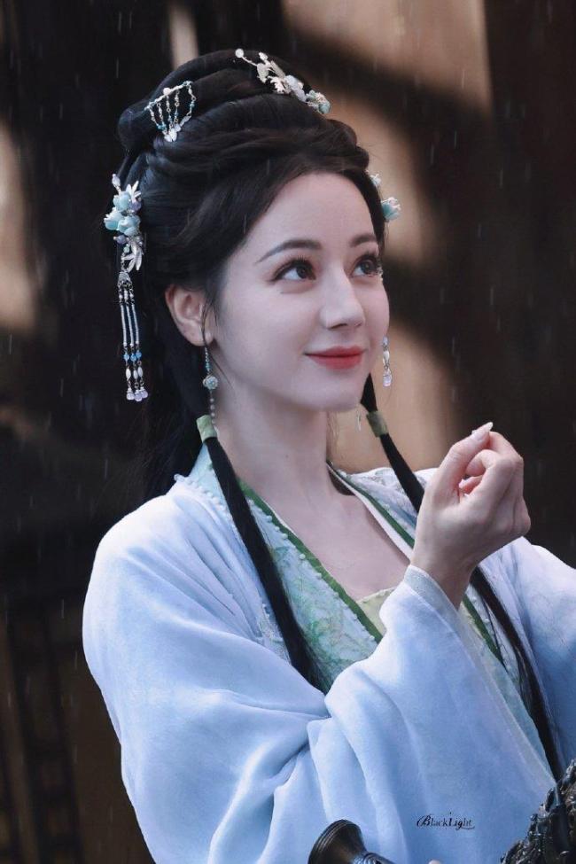 迪丽热巴雨中饭撒 超绝深情眼力明媚动东谈主