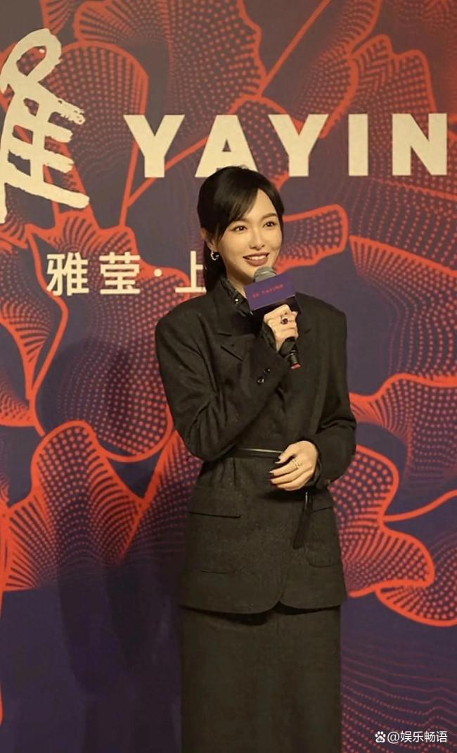 唐嫣上海时装周首秀 穿西装尽显女精英本色 重新定义黑色魅力