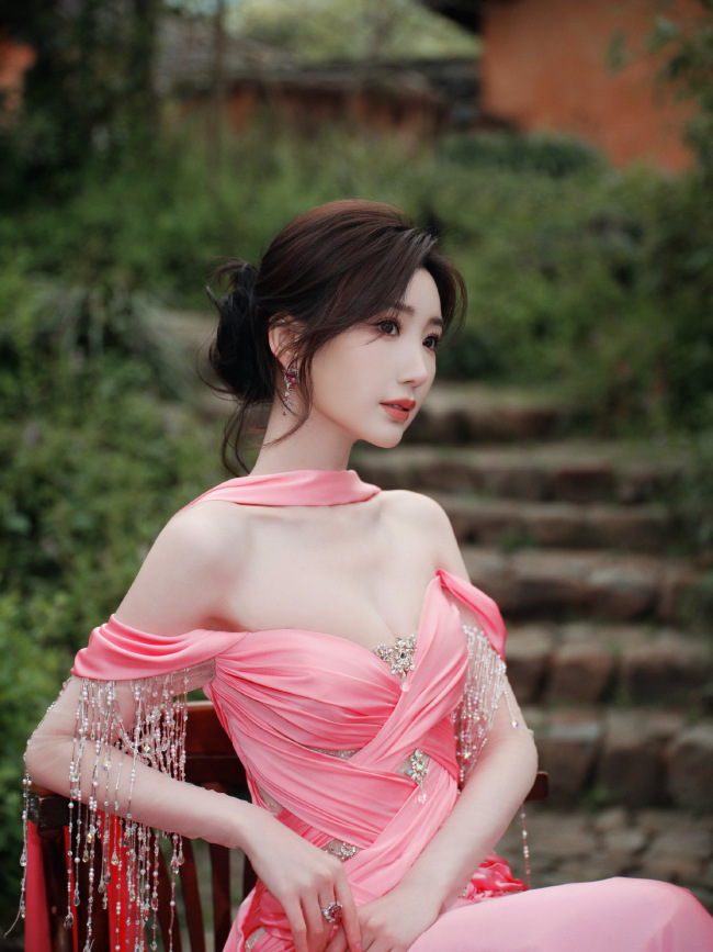 毛晓彤春日大片释出 穿粉色抹胸鱼尾长裙宛如青娥