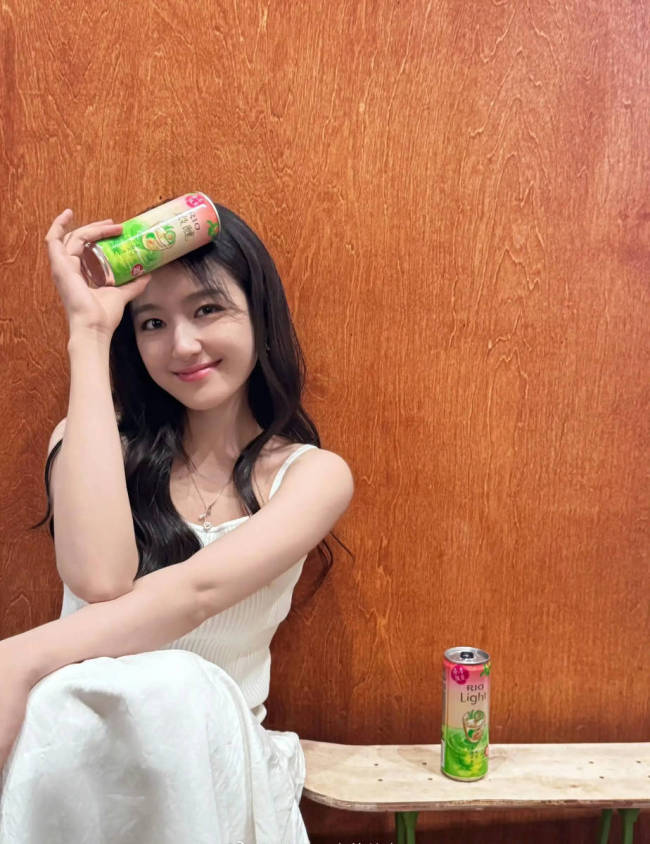 李兰迪穿小白裙变清纯白月光 手持向日葵温柔浅笑