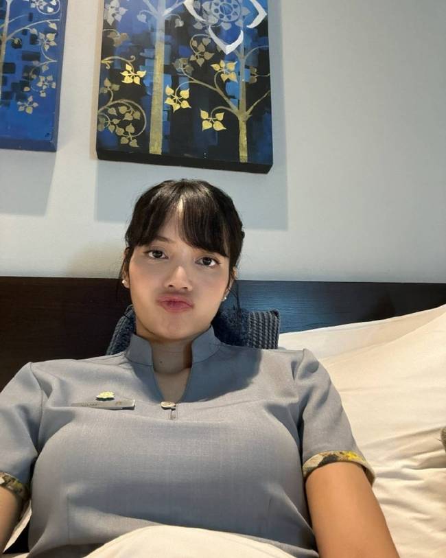 Lisa晒片场照纪录闲居 对镜甜笑恣意感满满