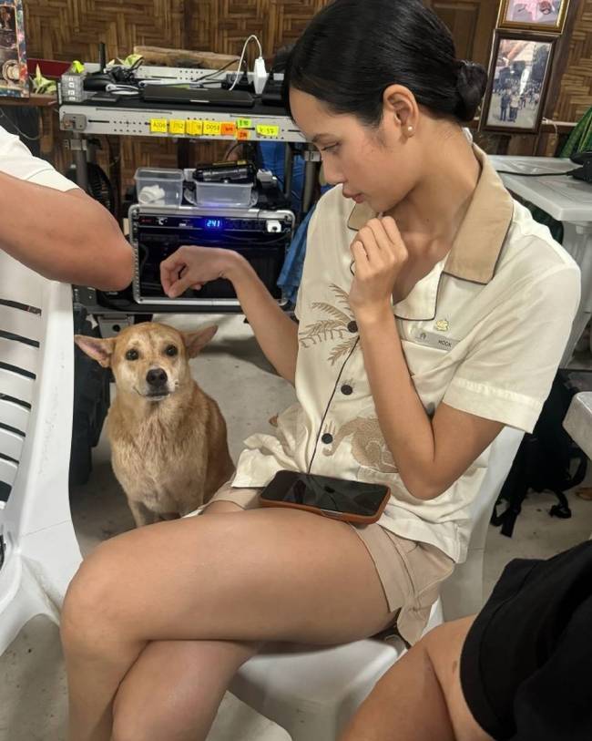 Lisa晒片场照纪录闲居 对镜甜笑恣意感满满