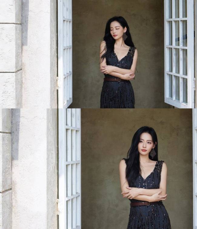 张嘉倪穿流苏长裙气质在线 对镜wink甜笑俏皮灵动