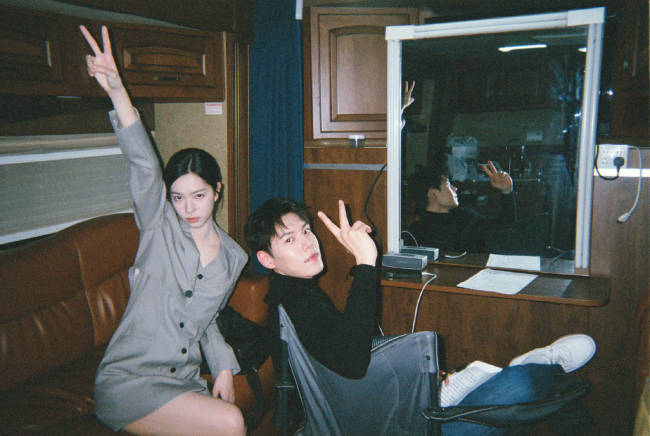 庄达菲晒胶片随拍片场照 脖挂耳机超有文艺范