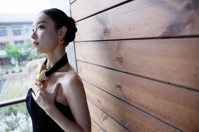 倪妮穿玄色挂脖裙摩登前卫 盘发而立姿态不菲妙曼