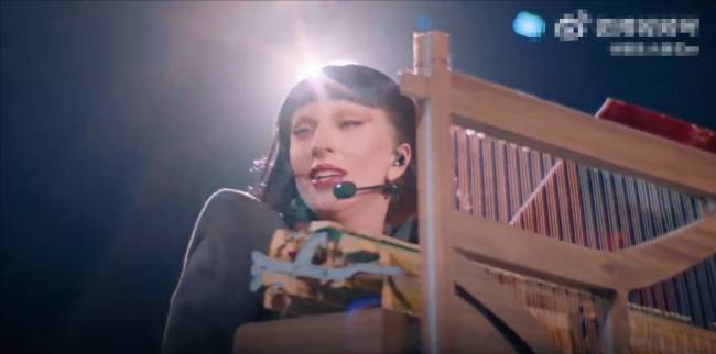 LadyGaga为舞台事故说念歉：至少你们知说念我是真唱