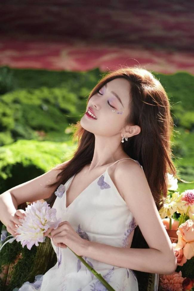 吴宣仪穿吊带长裙变身花仙子 紫罗兰眼妆崭新动东说念主