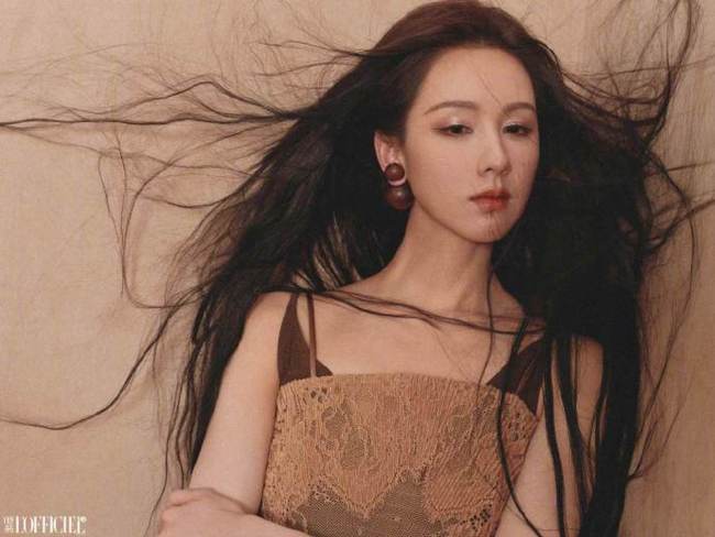 陈齐灵镂空古道衣和缓婉约 金属亮片眼妆慵懒冷艳