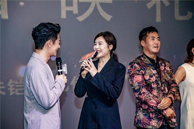 电影《荣耀》郑州首映礼 李健深情表白刘洁涵 粉丝助攻：“在一起”
