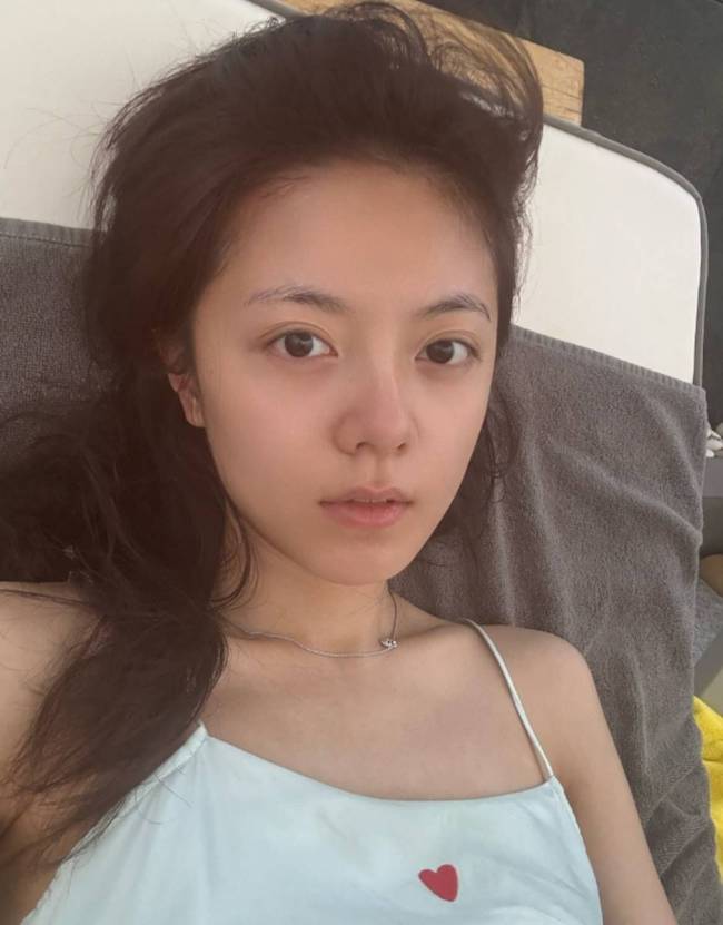 赵今麦晒海边度假随拍 身穿紫色泳衣素颜超好意思