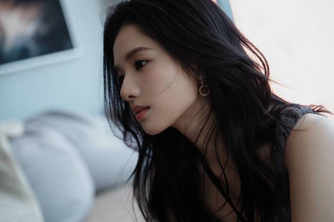 张婧仪穿黑色西装外套知性干练 微卷造型甜美温柔