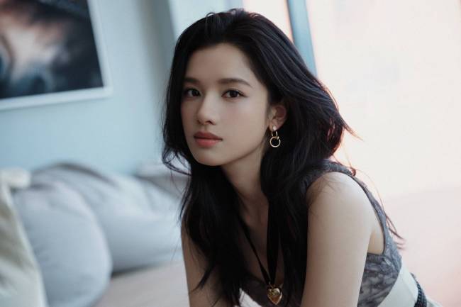 张婧仪穿玄色西装外衣知性干练 微卷造型甜好意思柔软