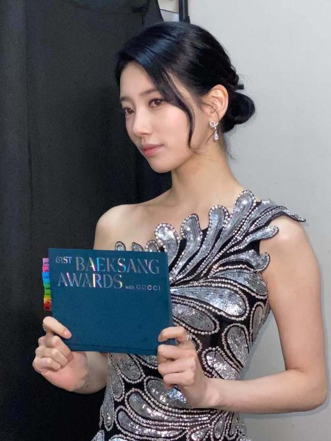 裴秀智穿银色吊带裙和善甜好意思 对镜灿笑气象超好