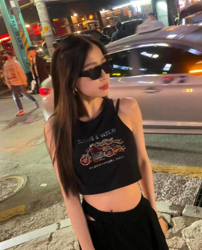 虞书欣穿玄色背心魅惑撩东说念主 一头黑长直又纯又欲