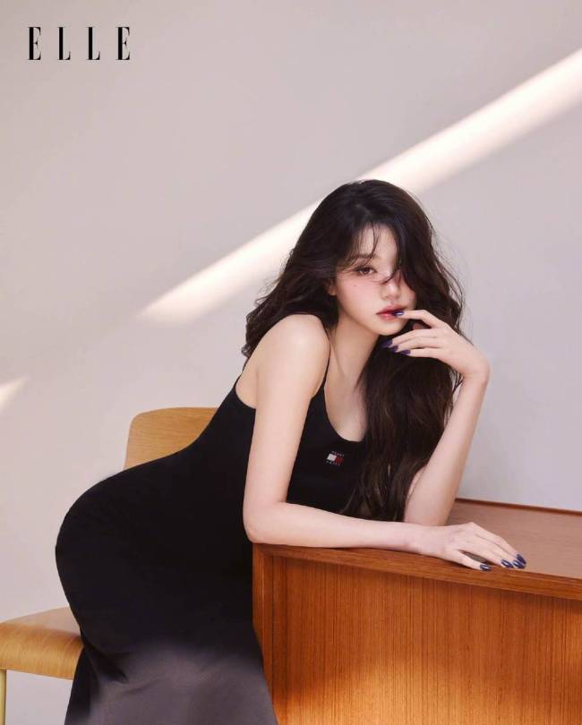 张元英玄色吊带裙身姿性感 前凸后翘大秀婀娜弧线