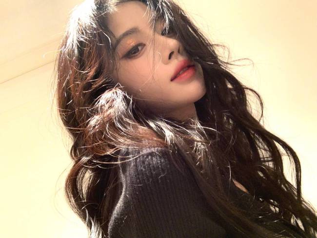 鞠婧祎穿黑色修身上衣魅惑撩人 怼脸自拍又酷又飒