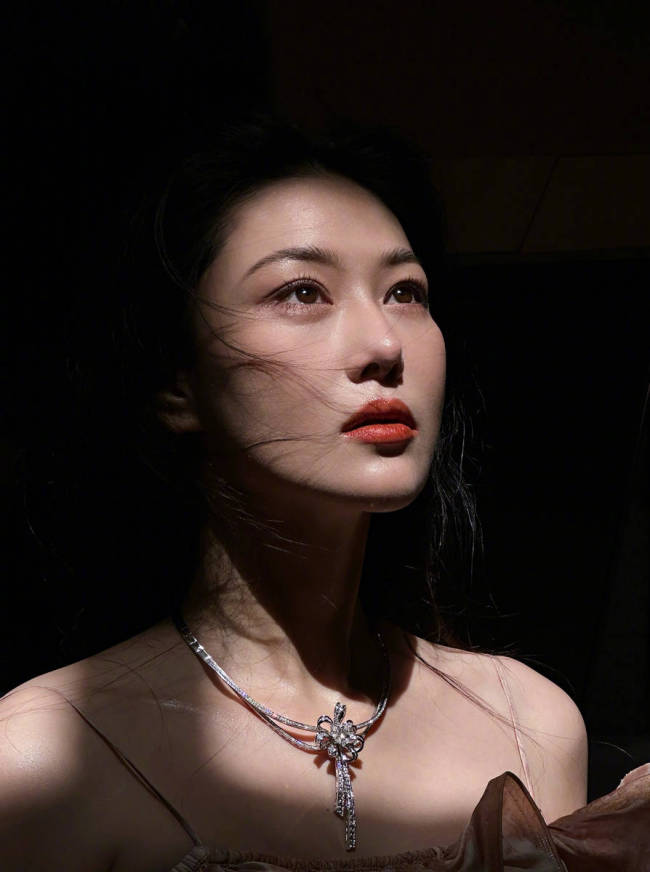 张馨予穿吊带长裙艳丽背 好意思满肱二头肌显健身踪影