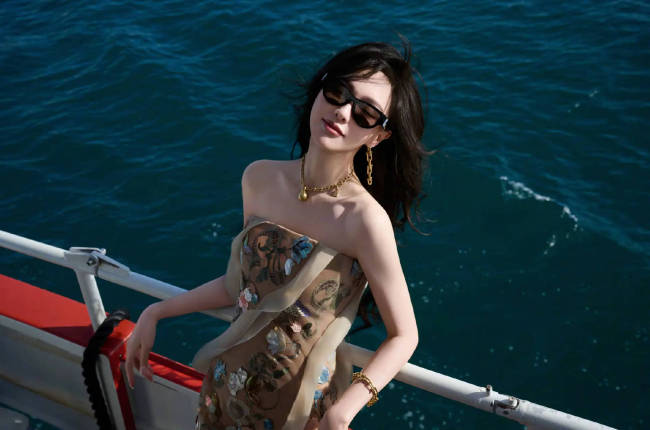 唐嫣抹胸长裙性感撩人 大波浪造型戴墨镜姐感十足