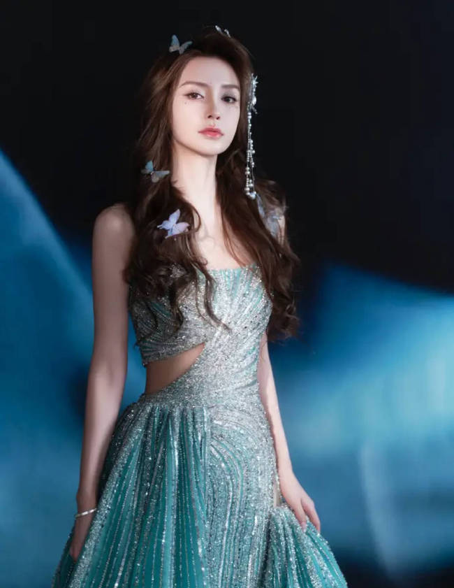 Angelababy穿碎钻裙化身人鱼公主 露美背优雅性感