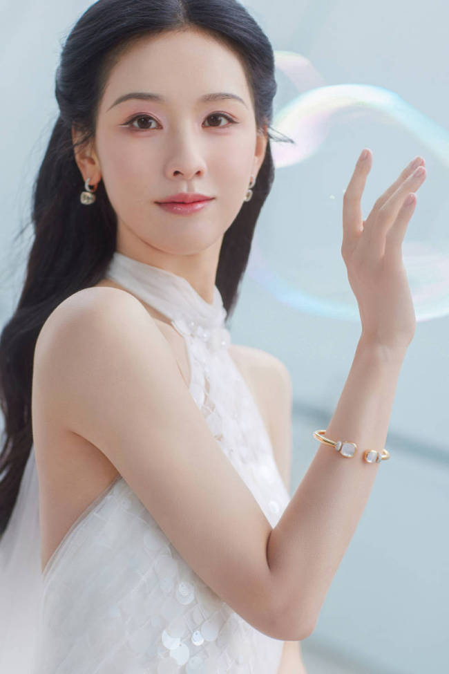 陈都灵穿亮片露背裙洁白优雅 秀婀娜身姿仙气十足