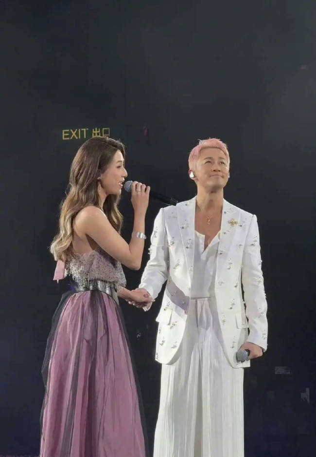 林峯回应与好友钟嘉欣演唱会同框：她是好妹妹