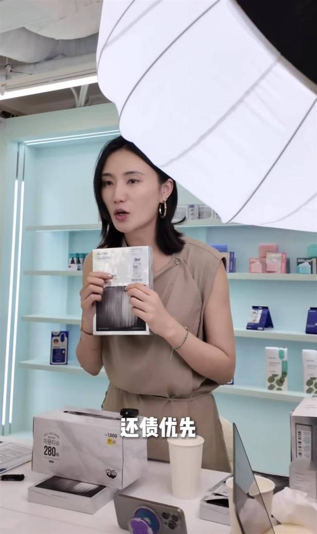 李亞鵬又離婚了？妻子發(fā)回應(yīng)：沒離，正在一起努力還債 澄清謠言共渡難關(guān)