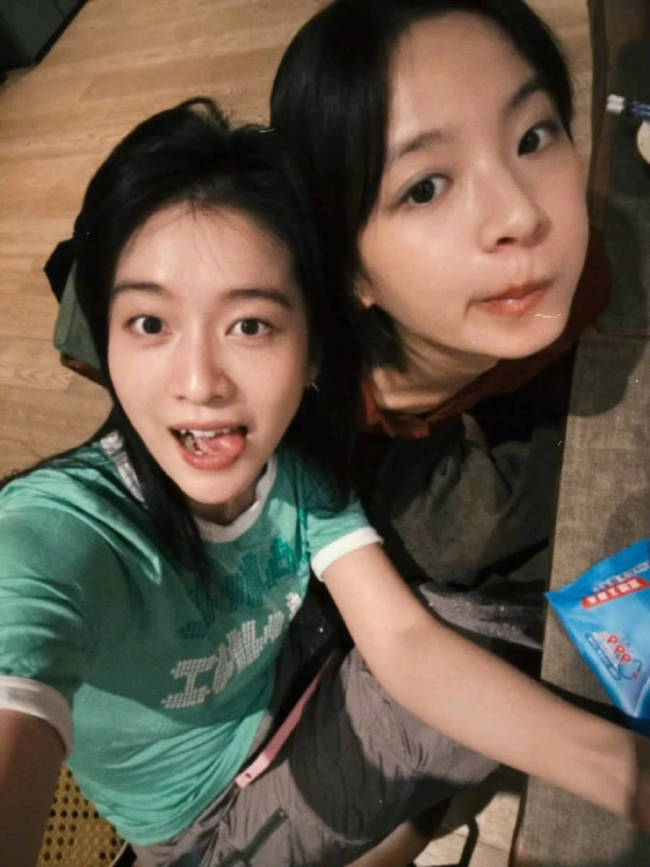 张雪迎晒与李庚希聚餐合照 两人对镜头搞怪自拍
