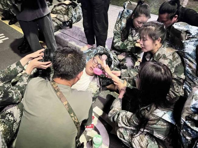 军训题材短剧《这个教官有点帅》:首播口碑炸裂，火爆全网