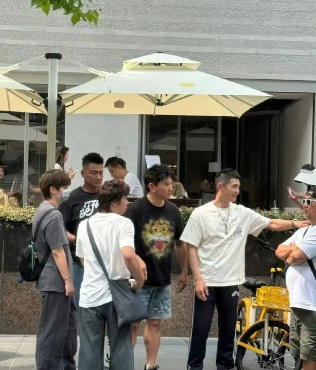 吴奇隆穿通顺套装活力满满 与好友合照现象超好