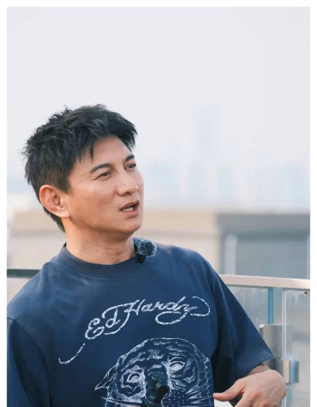 吴奇隆穿运动套装活力满满 与好友合照状态超好