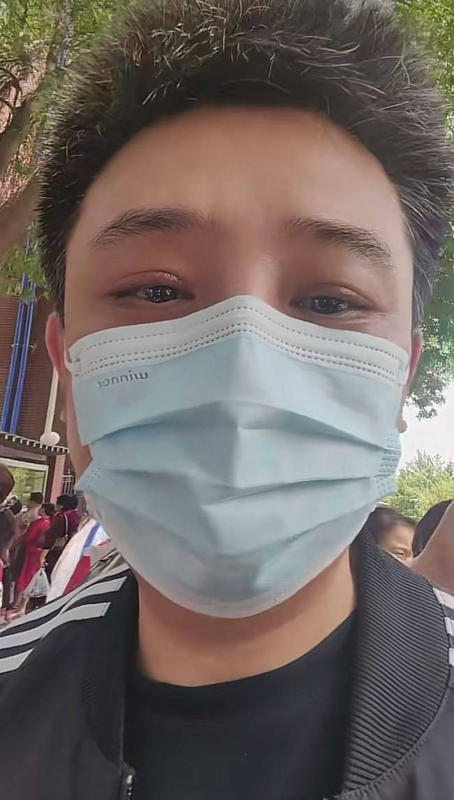 孙涛陪孩子高考：孩子们不容易 当父母的也不容易