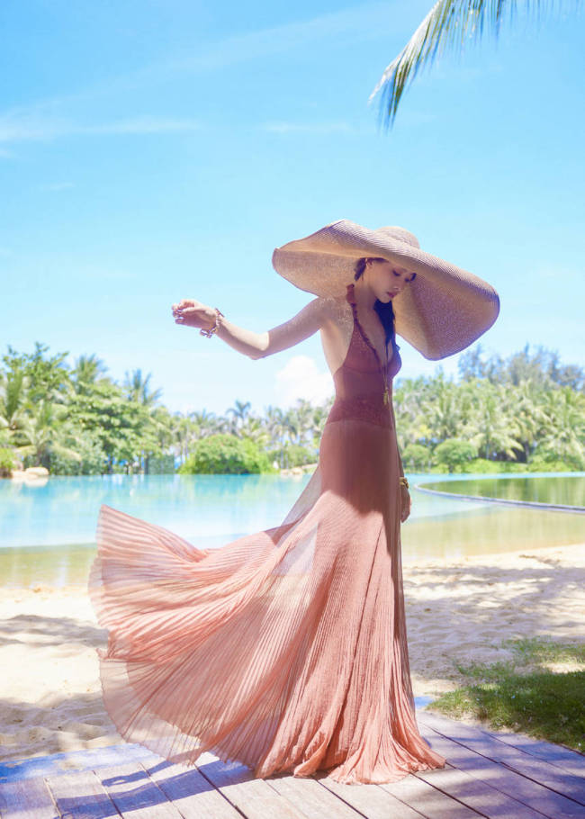 宋茜晒海边假日大片状态佳！穿挂脖露背裙秀好身材