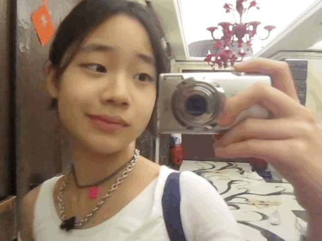 小S三女儿许曦恩晒自拍 身穿大姐的衣服青春可爱