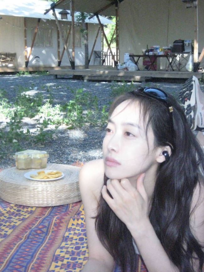 宋茜去野外露营吃烤肉串好惬意 穿吊带少女感十足